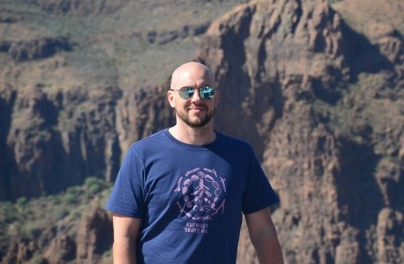 Fábi egy hegyi kilátópontnál Gran Canarián, háttérben sziklás kanyonokkal