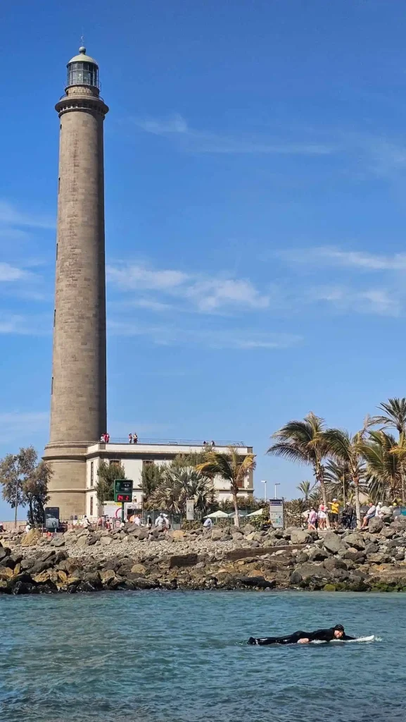 Faro de Maspalomas világítótorony és szörfös Gran Canarián