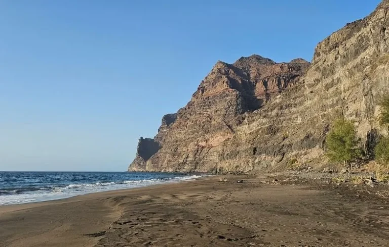 A GüiGüi strand fekete homokos partszakasza Gran Canarián