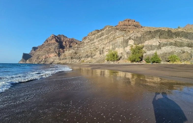 A GüiGüi strand homokos partszéle alacsonyabb vízállásnál Gran Canarián