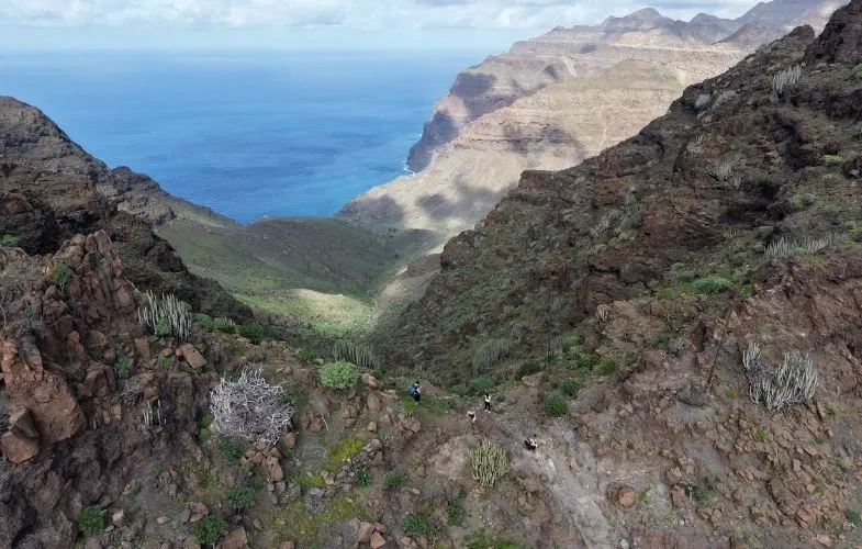 Az ösvény és az óceáni kilátás a GüiGüi felé vezető úton Gran Canarián