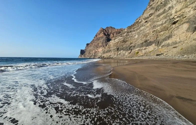 Vad partvidék és fekete homokos strand a GüiGüi környékén Gran Canarián