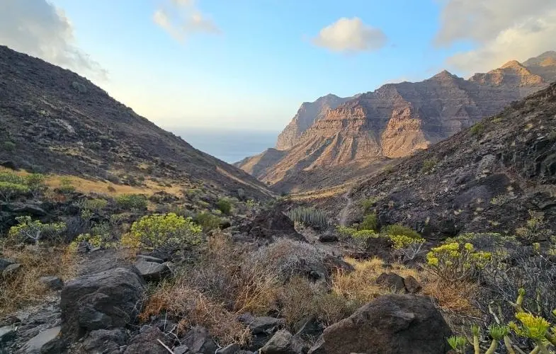 Völgy, ösvény és óceáni kilátás a GüiGüi természetvédelmi területen