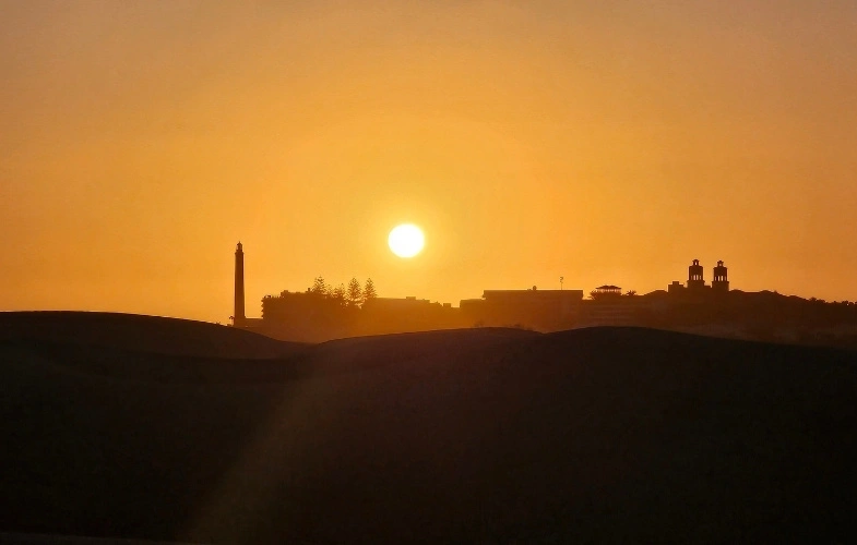 Maspalomas dűnéi és világítótornya naplementében