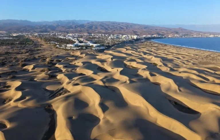 Maspalomas dűnéi, városrésze és tengerpartja Gran Canarián