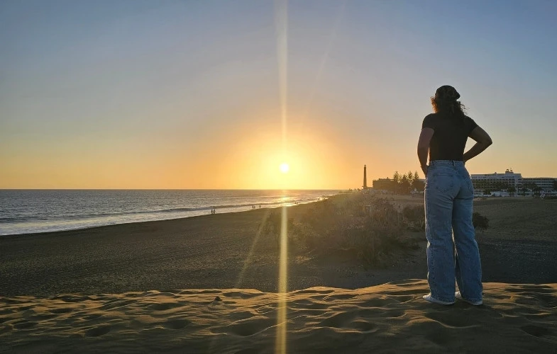 Naplemente Maspalomas dűnéinél és tengerpartján Gran Canarián
