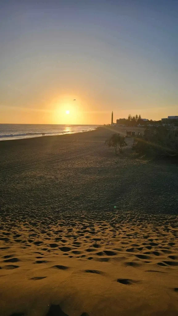 Naplemente Maspalomas strandján a világítótoronnyal Gran Canarián
